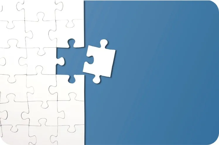 Puzzle, bei dem das letzte Teil eingesetzt wird