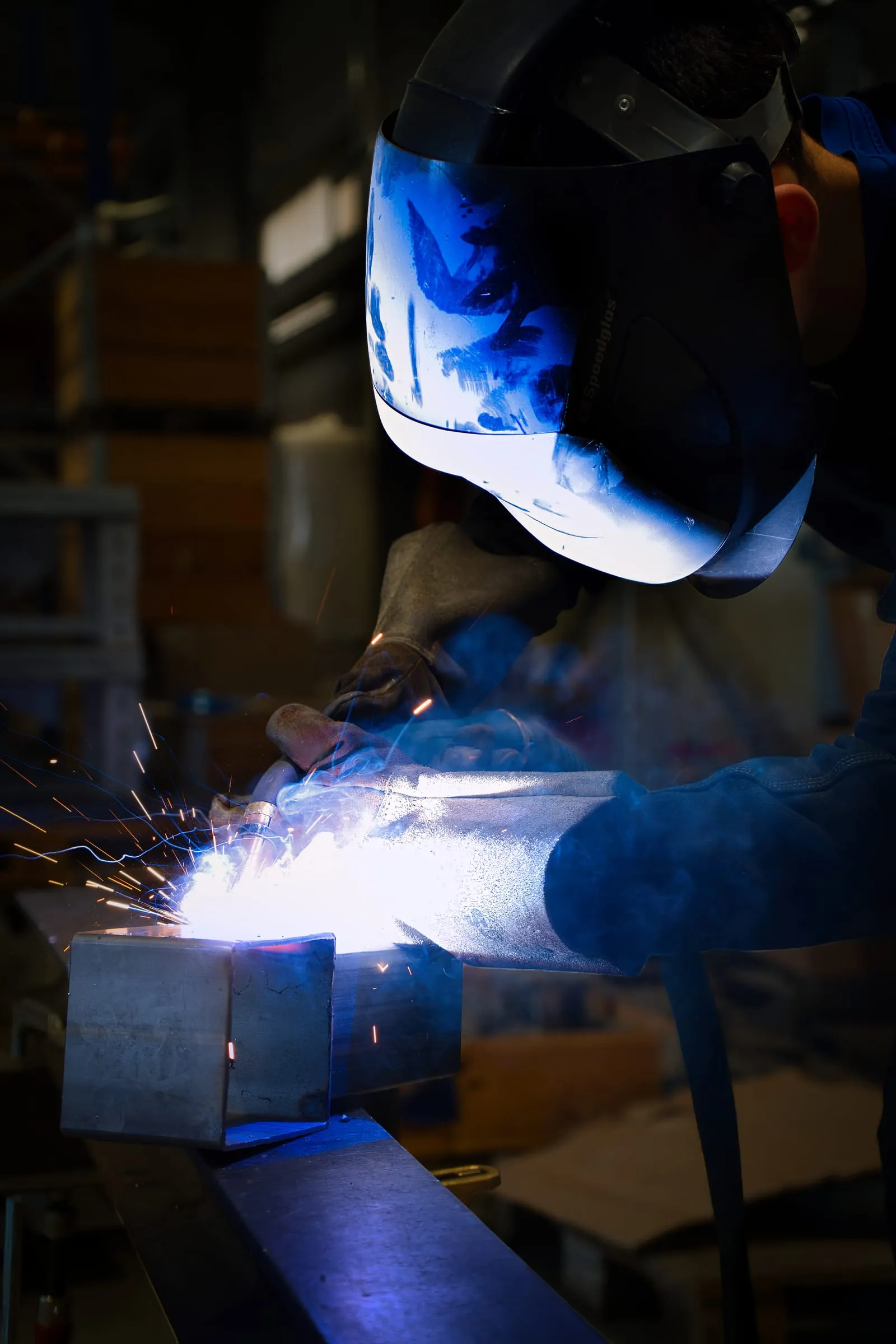 Schweißarbeit mit Lichtbogen in der Werkstatt