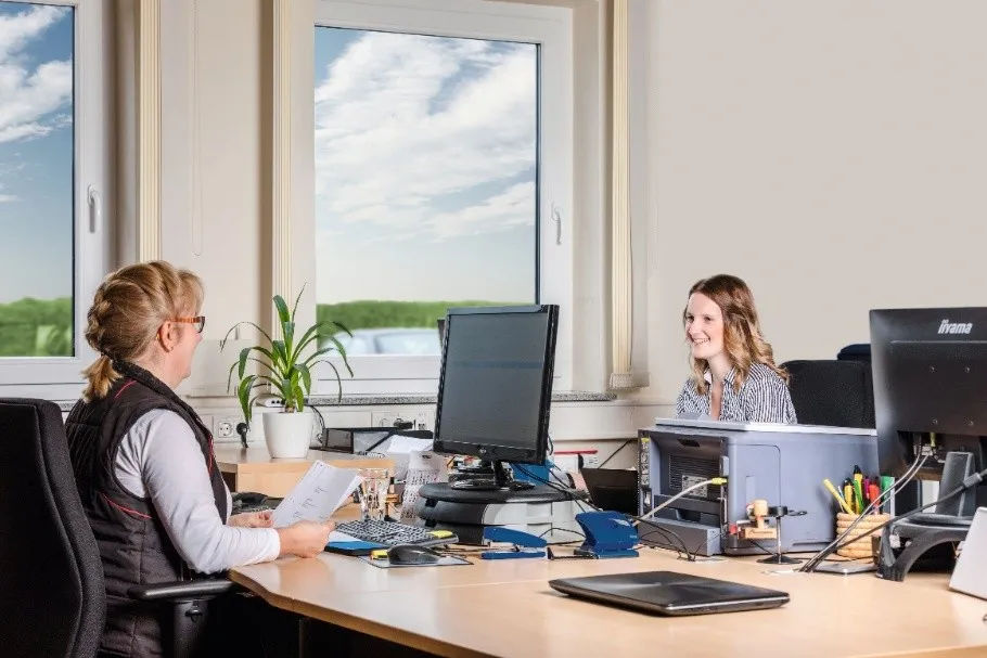Zwei Mitarbeiterinnen bei der Planung am Schreibtisch