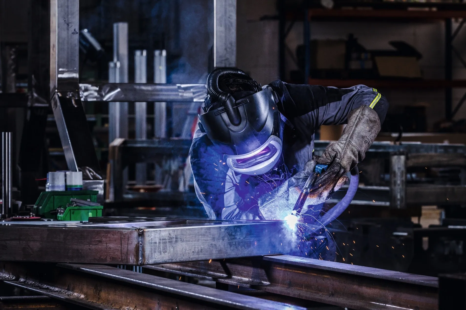 Schweißer bei der Arbeit mit Funkenflug in der Werkstatt