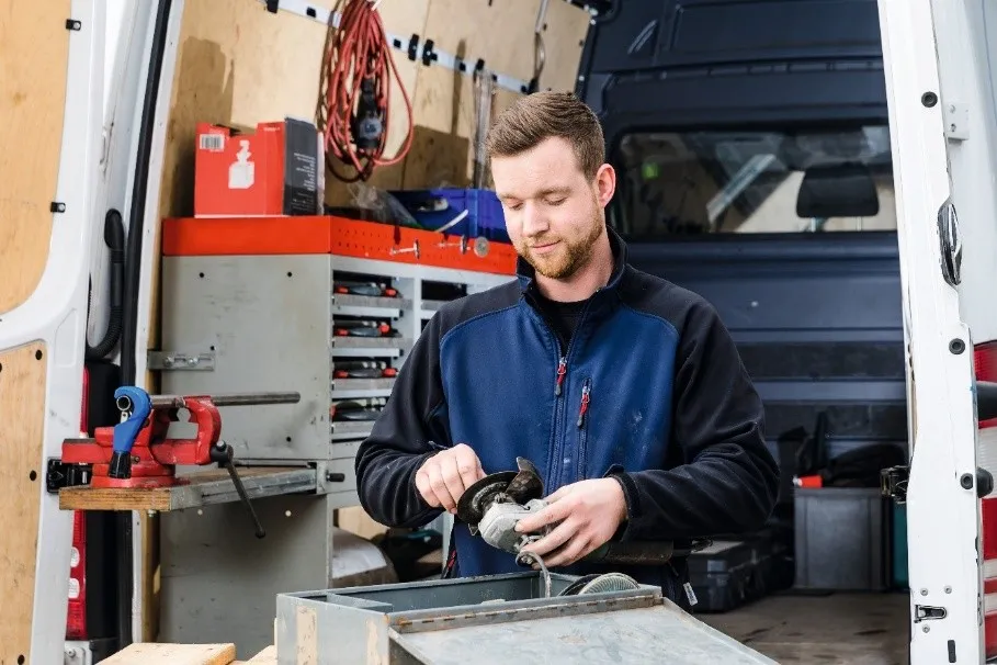 Servicetechniker arbeitet im Werkstattwagen