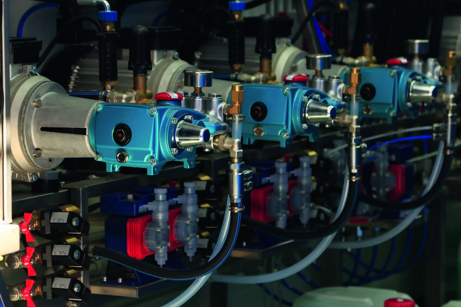 Pumpen und Dosiertechnik im Technikraum einer Autowaschstraße