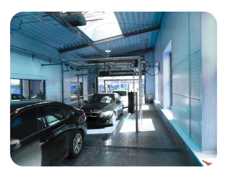 Automatic pre-wash area in a wash hall