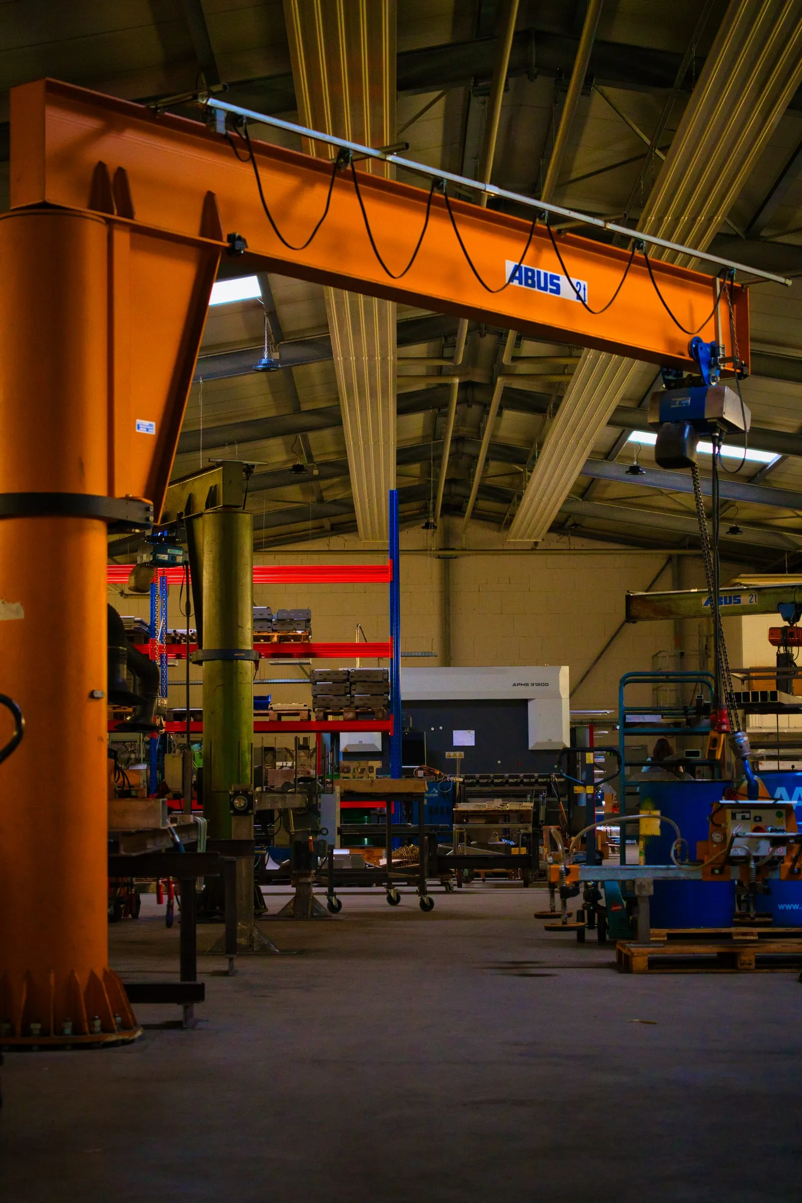 Production hall with overhead crane